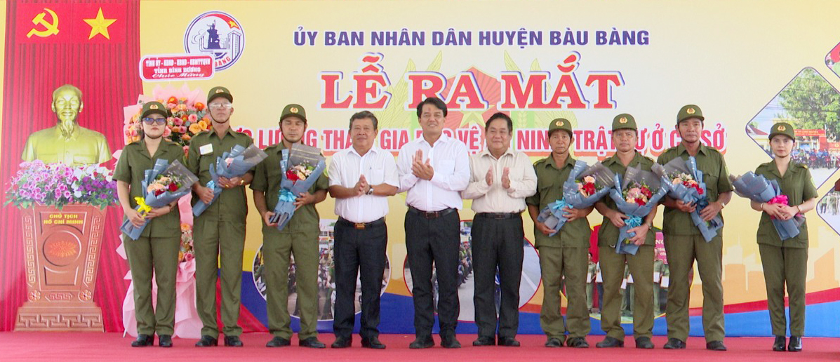 Lãnh đạo tỉnh và huyện Bàu Bàng tặng hoa cho đại diện lực lượng tham gia bảo vệ ANTT ở cơ sở .